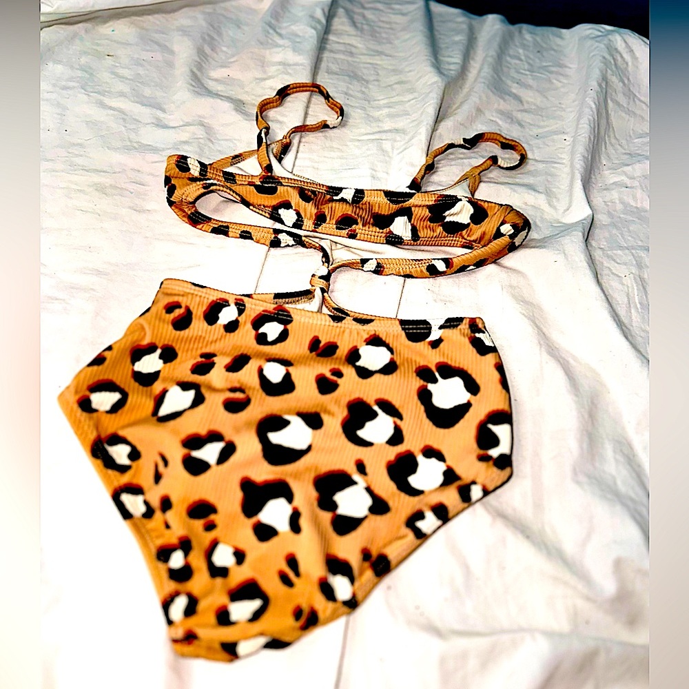 Bathing suit girl!Size:Medium!Age: 7/10!!